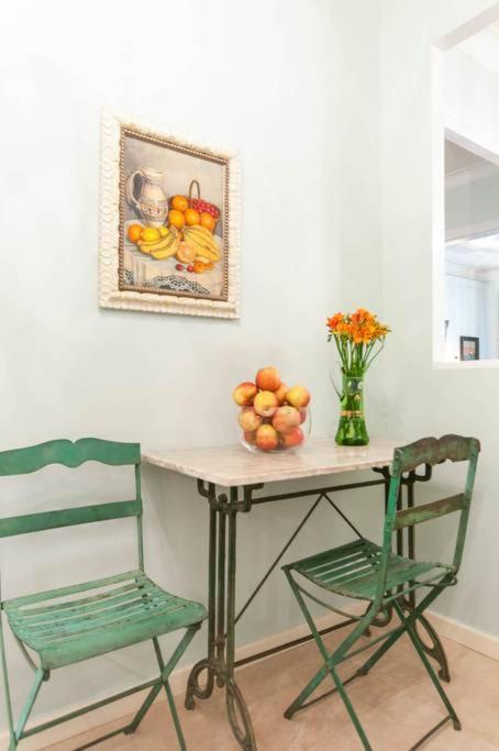 Explore Center From An Elegant Urban Retreat Lejlighed *