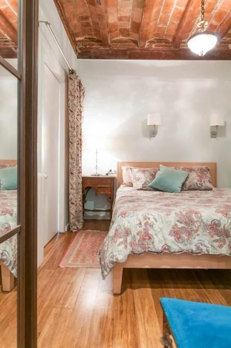 Explore Center From An Elegant Urban Retreat Lejlighed