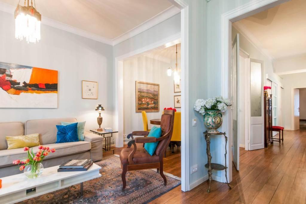 Explore Center From An Elegant Urban Retreat