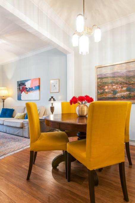 Explore Center From An Elegant Urban Retreat