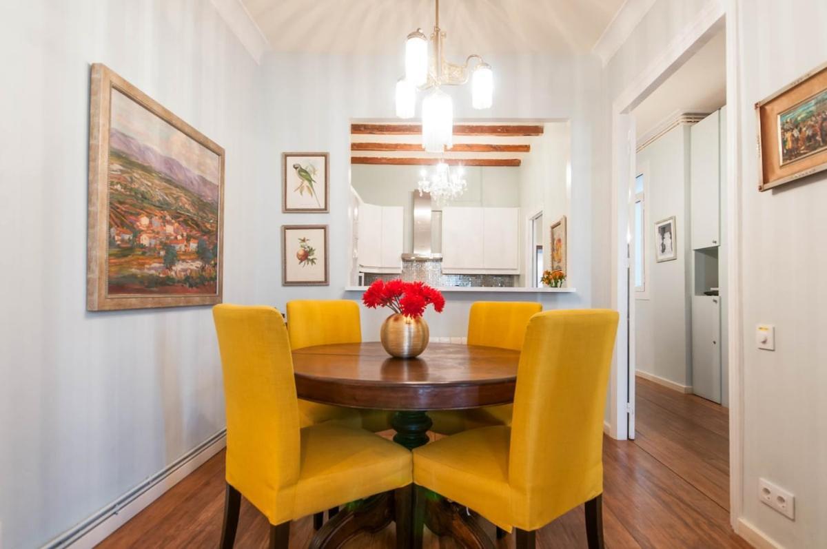Explore Center From An Elegant Urban Retreat Appartement Barcelona