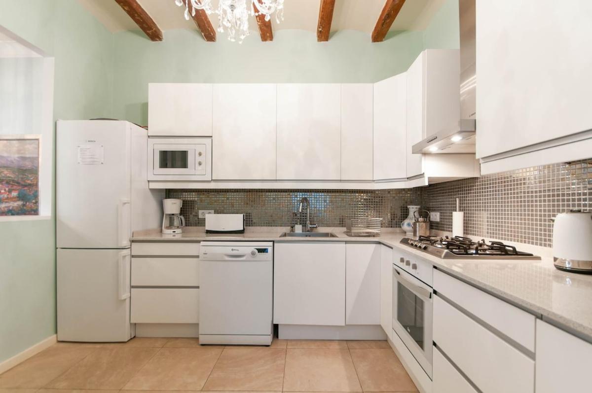 Explore Center From An Elegant Urban Retreat Apartment *