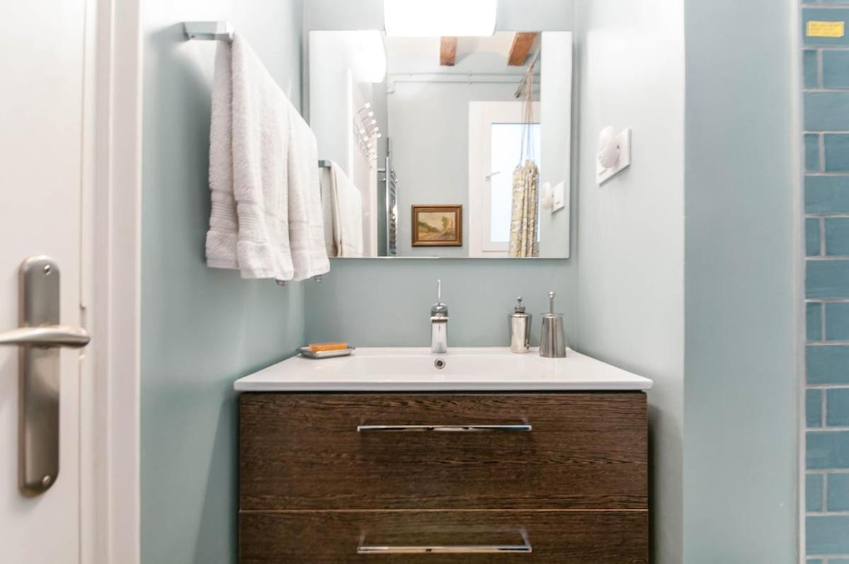 Explore Center From An Elegant Urban Retreat Apartment