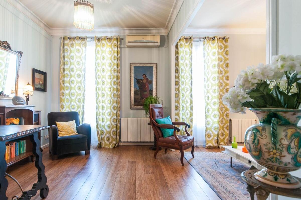 Explore Center From An Elegant Urban Retreat Apartment *