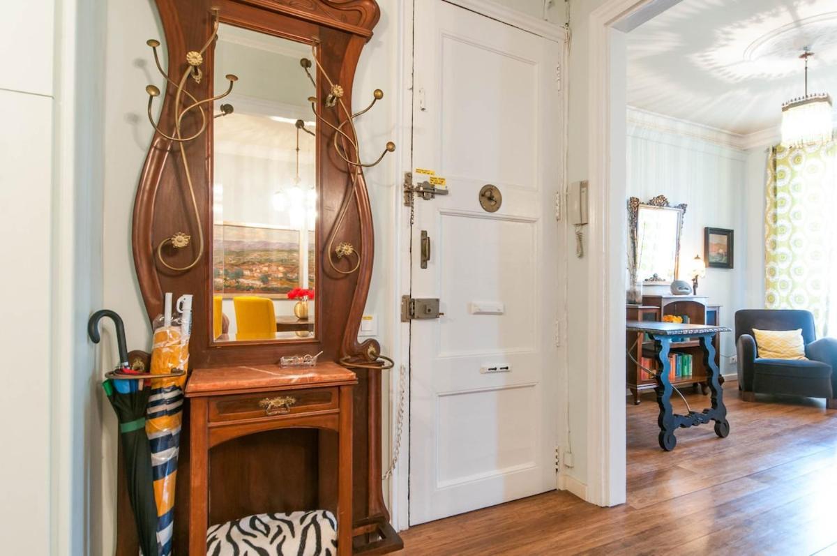 Explore Center From An Elegant Urban Retreat Apartment *