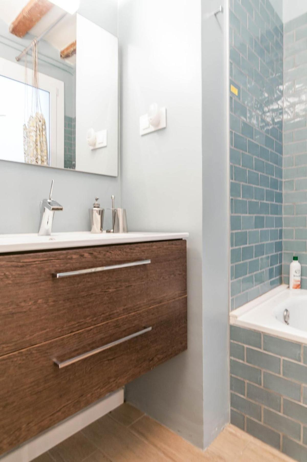 Explore Center From An Elegant Urban Retreat Apartment *